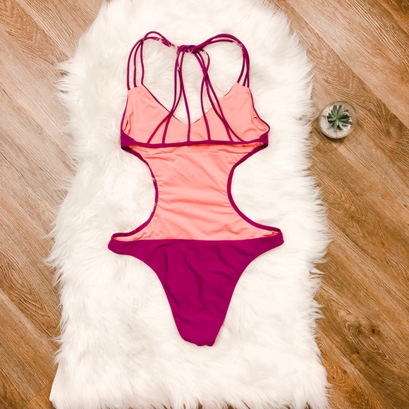 Fuchsia // Cut Out One Piece - Picture 5 of 5